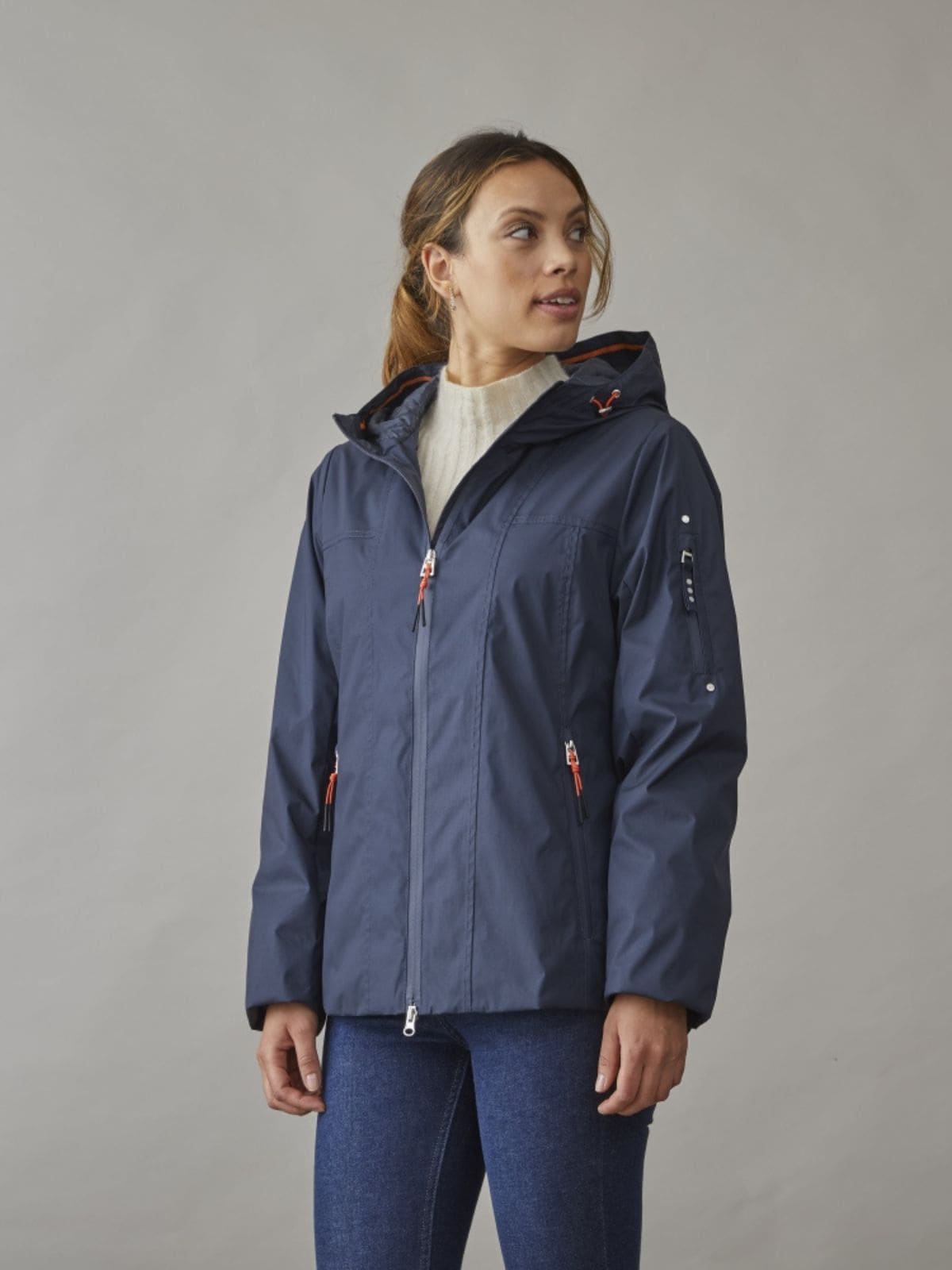 Navy blå funktionsjakke til dame med hætte og sporty design til overgangsvejr.