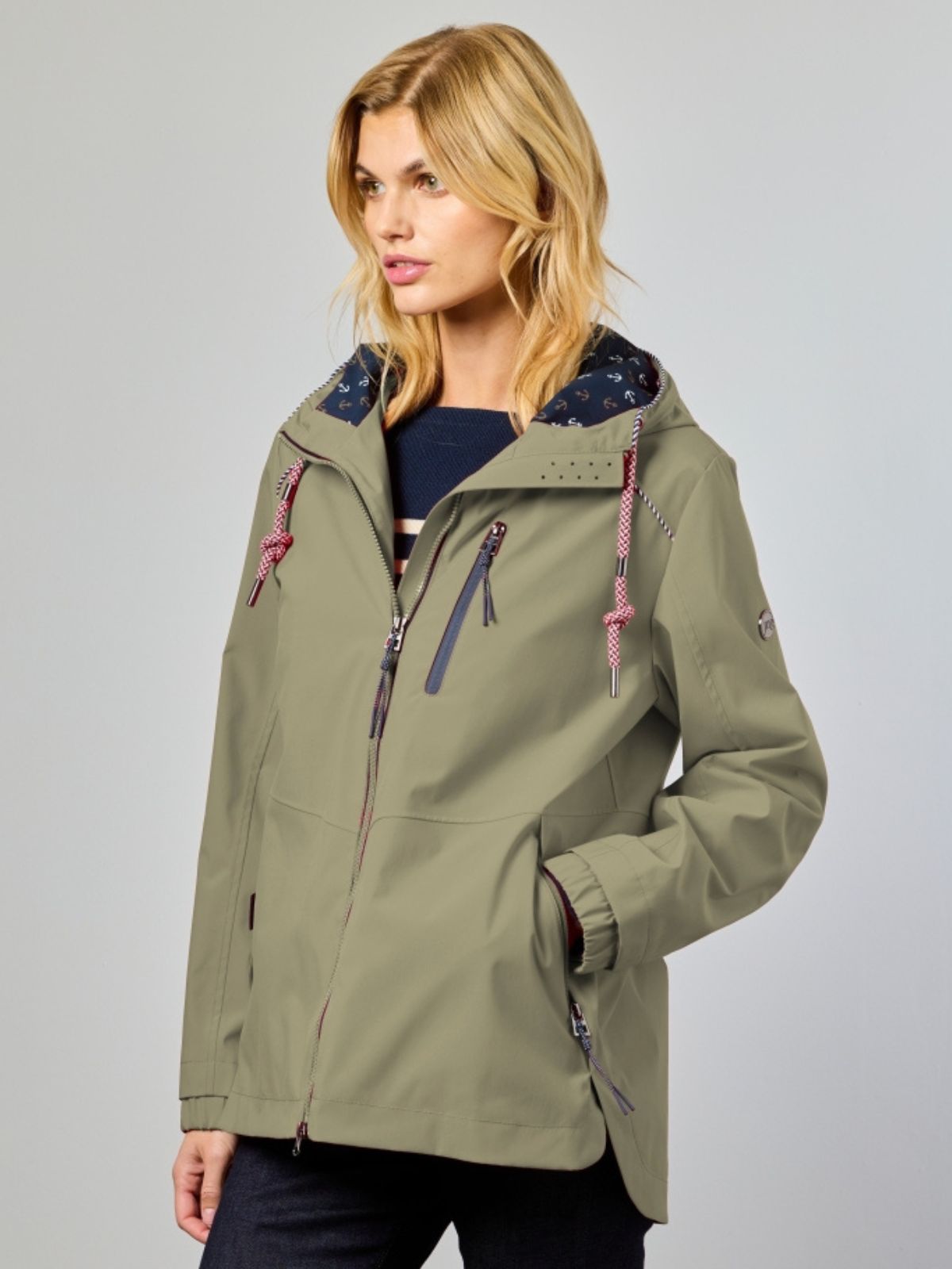 Let funktionsjakke til dame i light olive med sporty pasform til forår.