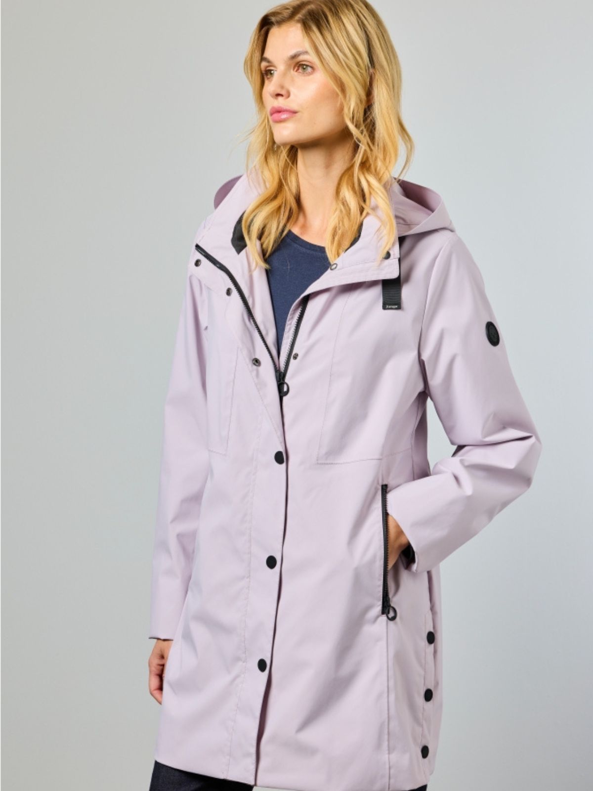 Lang overgangsjakke til dame i lavender med minimalistisk design.