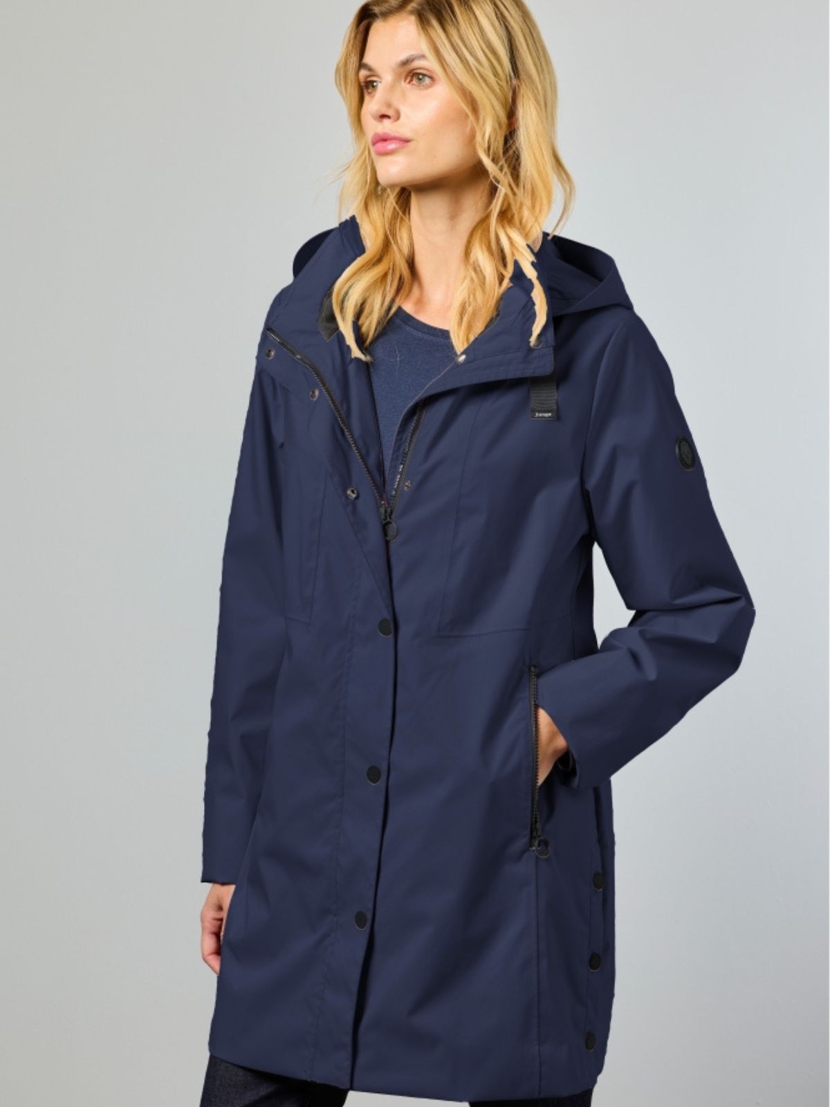 Lang overgangsjakke til dame i navy med hætte og minimalistisk design.