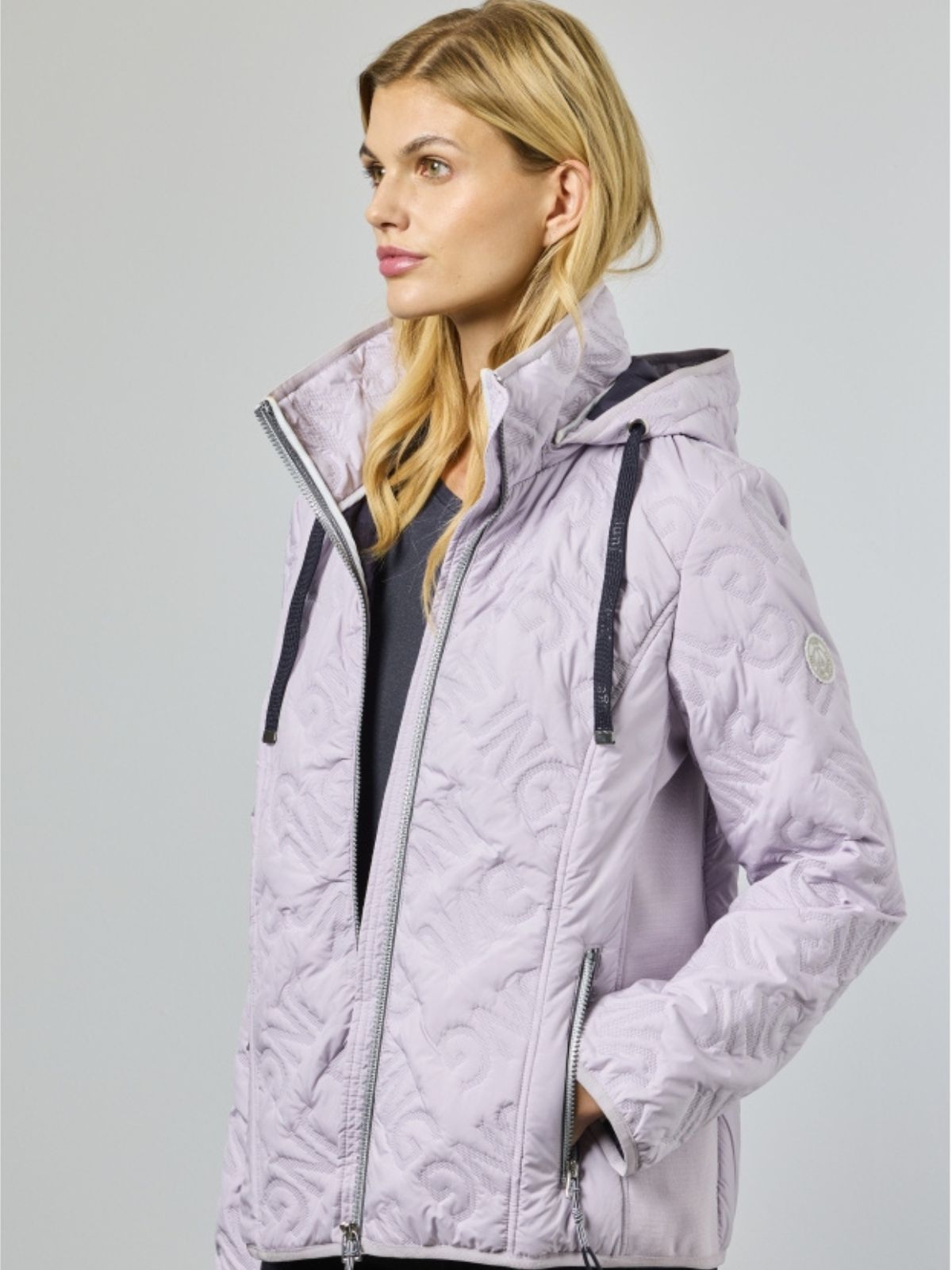 Lavender forårsjakke til dame med let quilt og blød silhuet.