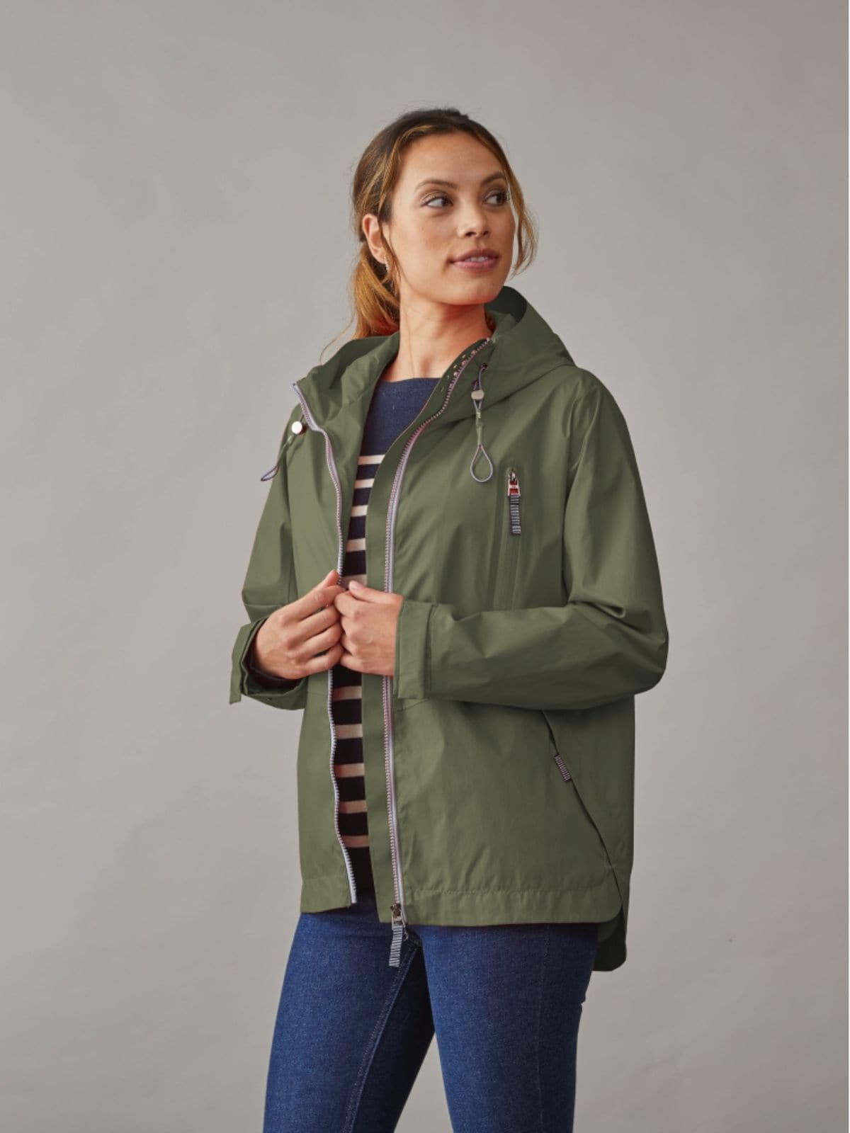 Sporty overgangsjakke til dame i olive med hætte og funktionelt materiale til forår.