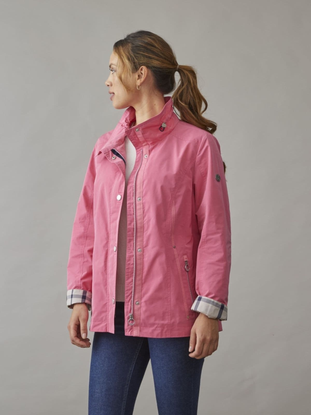 Overgangsjakke til dame i raspberry pink med klassisk design.