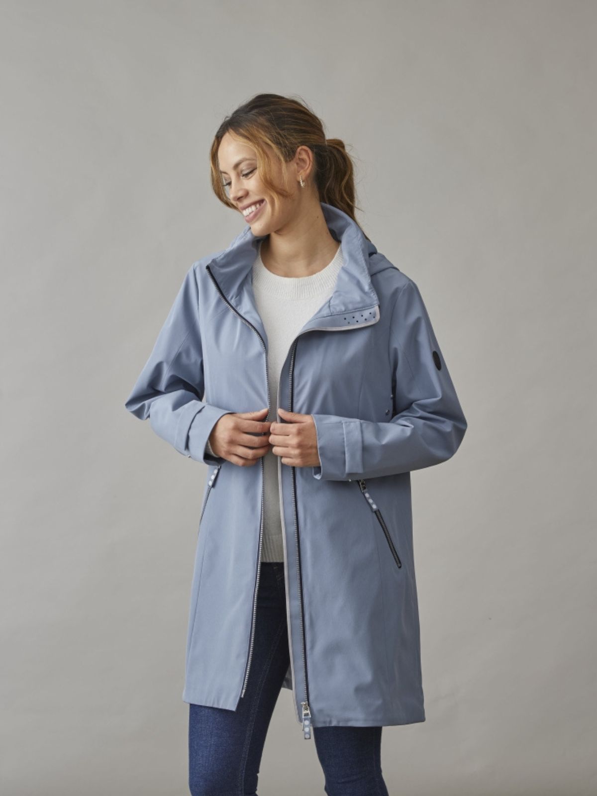 Let overgangsjakke til dame i ocean blue med moderne silhuet.