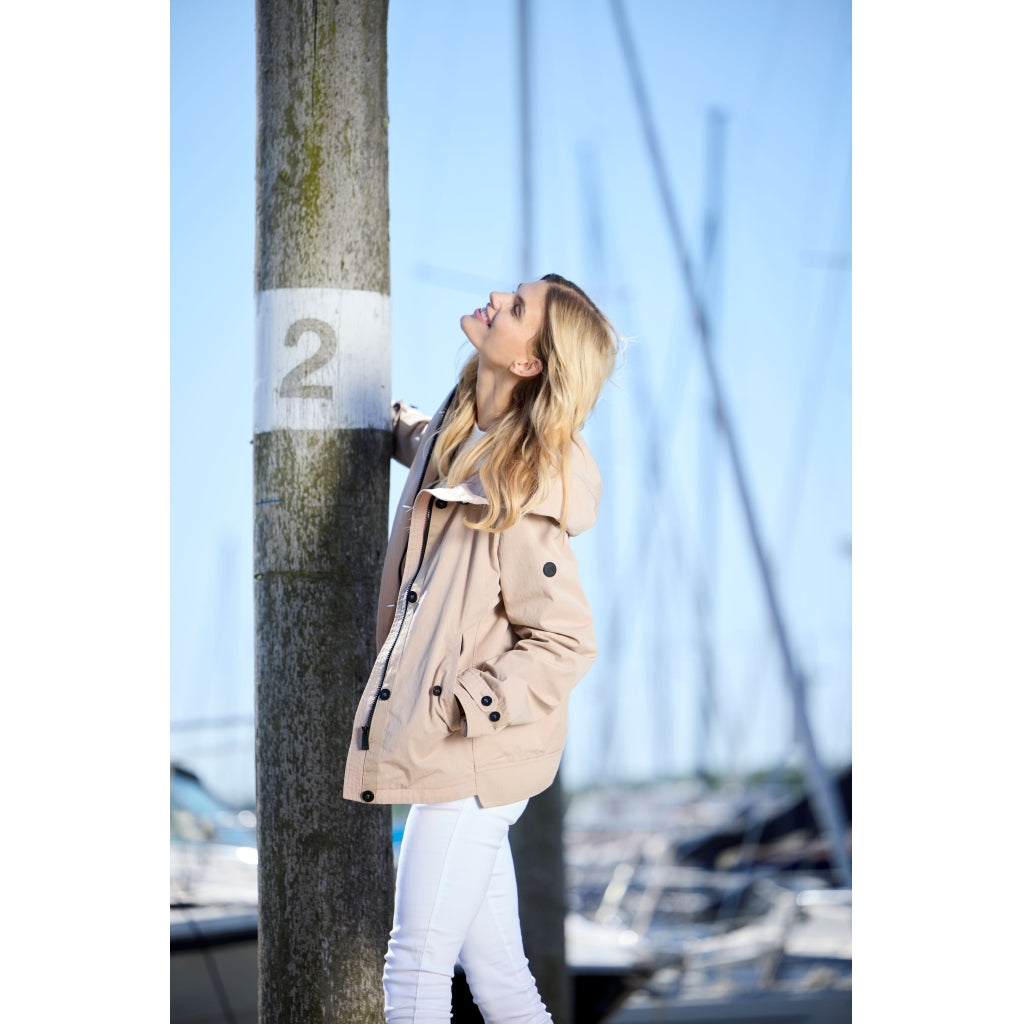 Junge Naomi Kv. 46 12-Sand