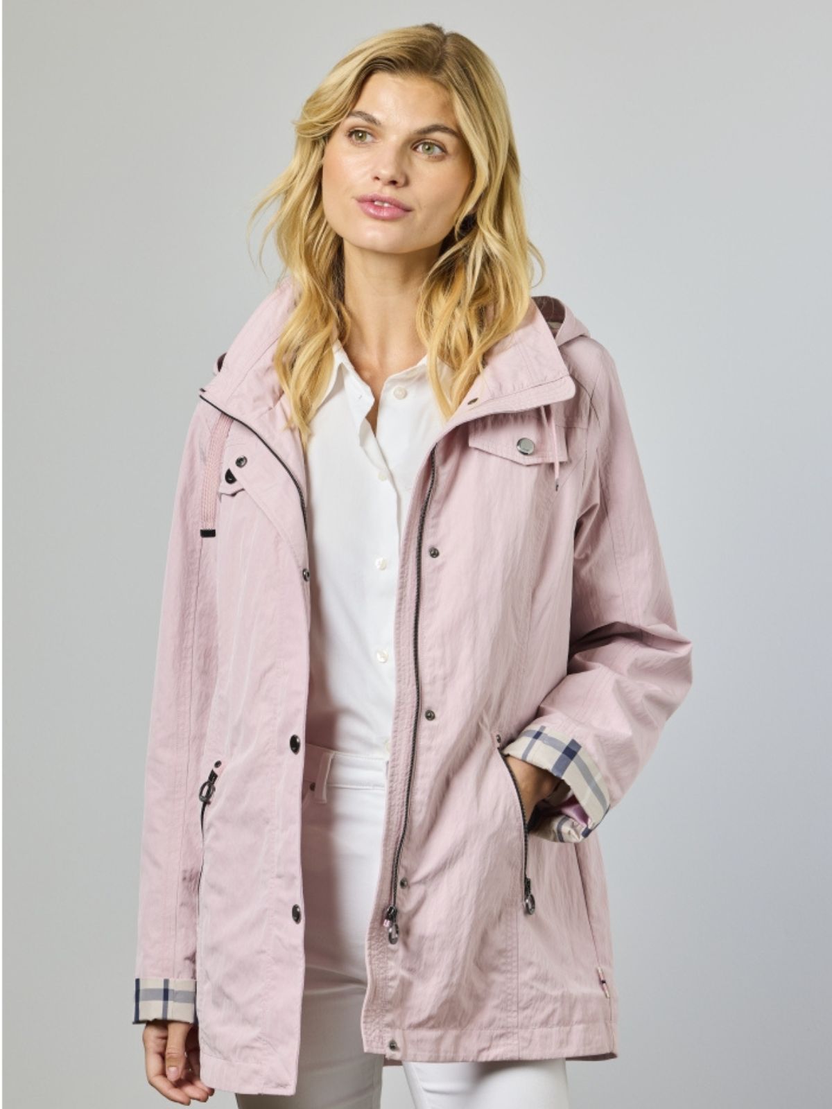 Lang forårsjakke til dame i rosa med moderne, let struktur.