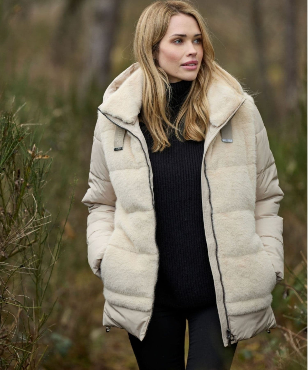 Junge Priscilla vinterjakke i cream med blød front i imiteret pels og quiltede ærmer.