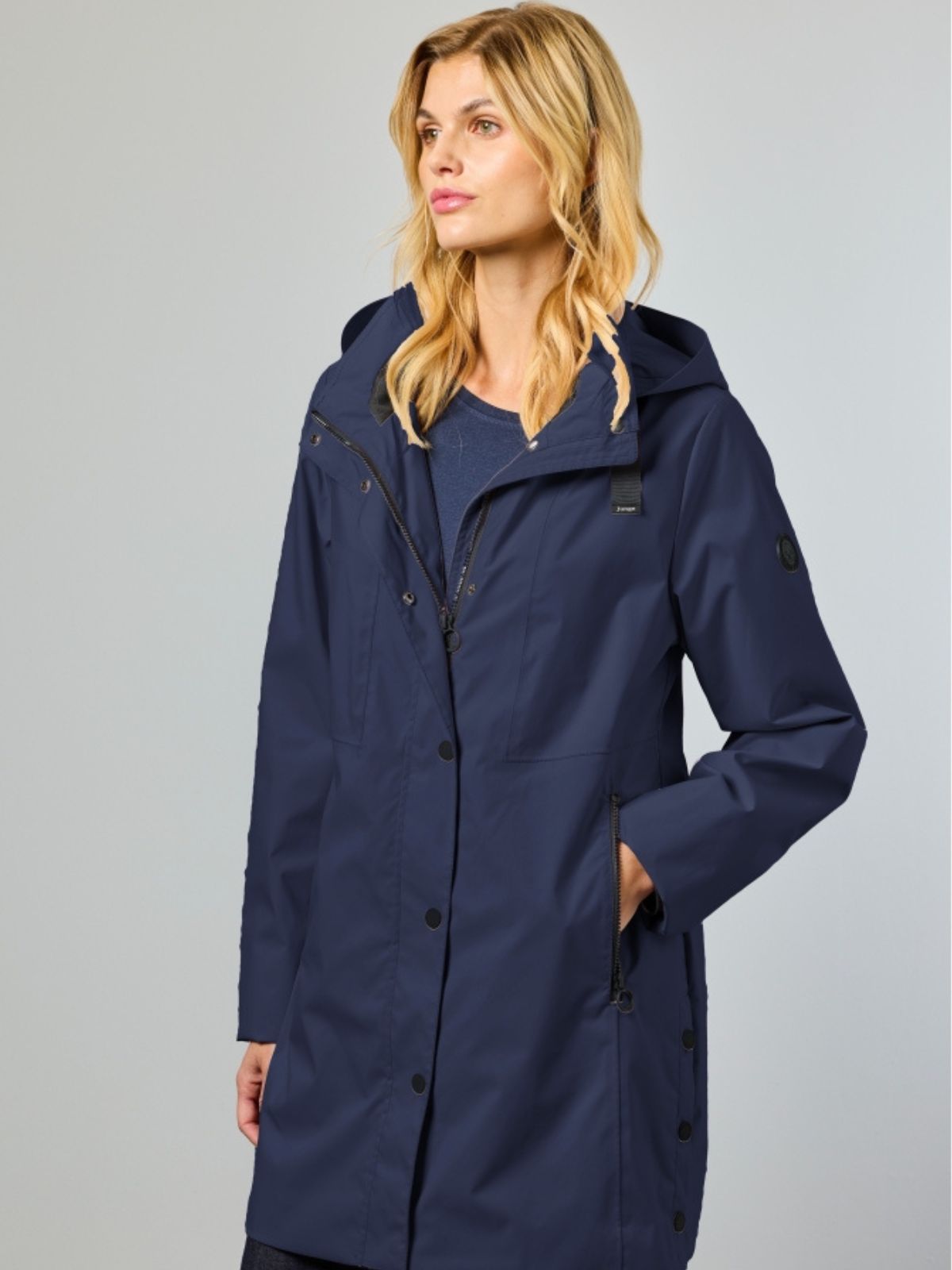 Lang navy forårsjakke til dame med rene linjer og klassisk udtryk.